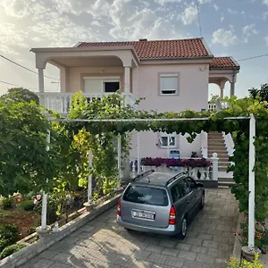 apartmani-mirela.primorje-gorskikotar.com/